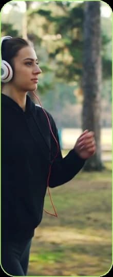 Mujer trotando y usando Fudia
