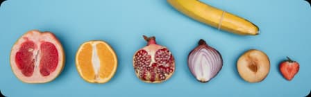Frutas sobre fondo azul para analisis nutricional Frutas sobre fondo azul para analisis nutricional