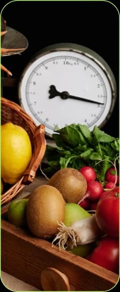 Alimentos saludables junto a una balanza Alimentos saludables junto a una balanza